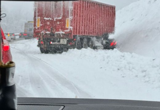 AMS RS: Šleperi u zastoju na auto-putu “9. januar” (Video)