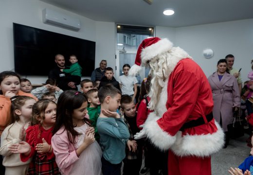 Bijeljina: RSS i ove godine obradovala mališane novogodišnjim paketićima (Foto)