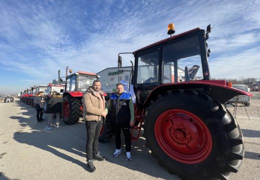 U krugu preduzeća “Sinpex.b” u Bijeljini:  Podijeljeni “belarus” traktori (Foto)