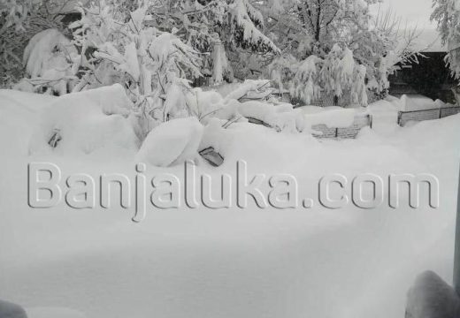 Iz Javorana do Karanovca 13 km pješke kroz snježne smetove: “Ljudi su odsječeni od civilizacije” (Foto)