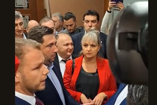 Haos u NSRS: Petrović i Stanivuković žele da uđu u salu obezbjeđenje im ne dozvoljava (Video)