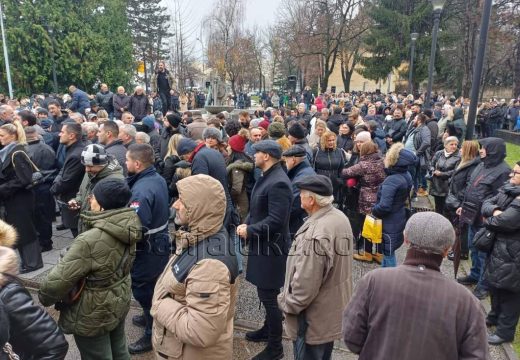 Počeo protest ispred Narodne skupštine: Stigli i građani Bijeljine, koje je presrela policija (Foto/Video)