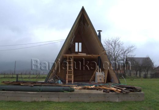 Nezavršena vikendica čeka zimu: Banjalučanin prevaren, “ključ u ruke” ostao samo na papiru (Foto/Video)