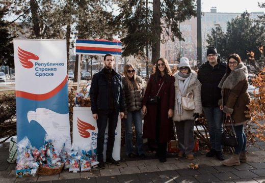 Pred najradosniji hrišćanski praznik Božić: Republička omladina Srpske Bijeljincima poklonila badnjake