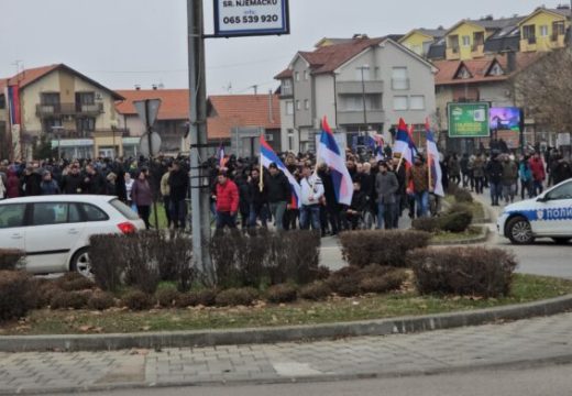 Odluka se i dalje čeka: Okupljeni gradjani krenuli ka bijeljinskom Tužilaštvu