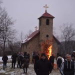 Lopare: Naložen badnjak kod manastira u Rožnju