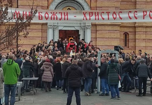 Vjernici se okupili: Patrijarh Porfirije služi liturgiju u Hrama Hrista Spasitelja