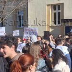 Počelo mirno okupljanje studenata u Banjaluci: Kampusom odjekuje tišina (Foto/Video)