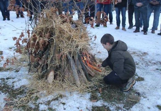 Majevica: Nalaganja badnjaka kod crkve u Lipovicama i kod manastira u Rožnju