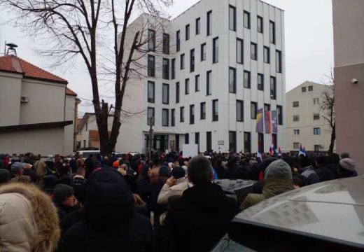 Ulica zatvorena, stigli policajci: Protestuju i ispred Tužilaštva zbog hapšenja Petrovića (Foto)