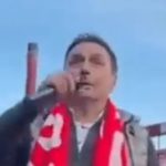 Nesvakdiašnja scena na derbiju: Poznati srpski pjevač uzeo mikrofon i zapjevao navijačima Crvene zvezde na sjevernoj tribini (Video)