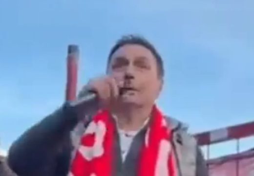 Nesvakdiašnja scena na derbiju: Poznati srpski pjevač uzeo mikrofon i zapjevao navijačima Crvene zvezde na sjevernoj tribini (Video)