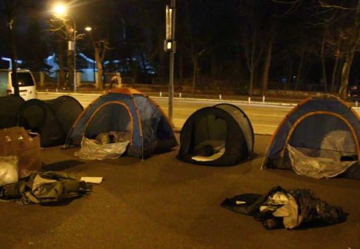 “Kamp” kod NSRS u Banjaluci: Mitingaši će prenoćiti da dočekaju sutrašnji skup (FOTO)