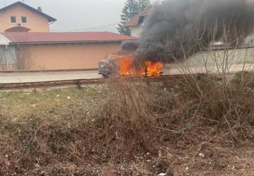 Laktaši: Gori auto u Glamočanima (Video)