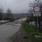 Sa padavinama rastu voda i strah: Ukrina oštetila most, obustavljen saobraćaj na putu prema Stanarima