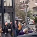 Incident u Žarkovu: Automobilom se zaletio u građane koji idu na protest (Video)