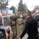 Haos u Kočanima: Građani prevrnuli automobil vlasnika diskoteke, razbijen i njegov kafić (Video)