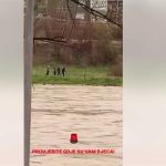 Roditelji oprez: Bosna nabujala, djeca se igraju pored nje (Video)