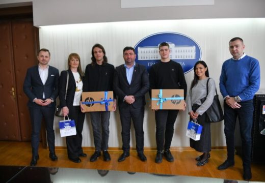 Bijeljina ponosna na šampione fizike: Gradonačelnik uručio nagrade mladim intelektualcima Vladanu Mićiću i Stanku Đokiću