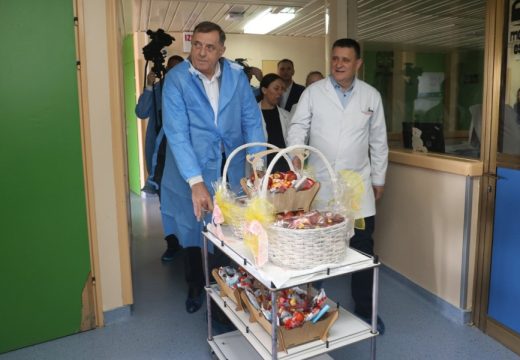 Darovali vaskršnja jaja: Dodik i Đajić posjetili mališane na klinici za dječije bolesti