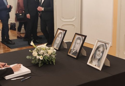 Doboj zavijen u crno: Srđan Todorović, Biljana i njihova Ana ispraćeni na vječni počinak