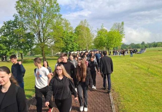 Obilježavanje: Brojni zvaničnici, građani i učenici pristižu u Donju Gradinu (Foto)