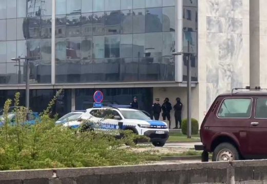 RS: I jutros vanredno u Istočnom Sarajevu, policija motri na svaki korak oko zgrade Vlade RS (Foto)