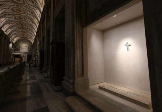 Na kamenoj ploči samo jedna stvar: Ovako danas izgelda grobnica pape Franje (Foto)