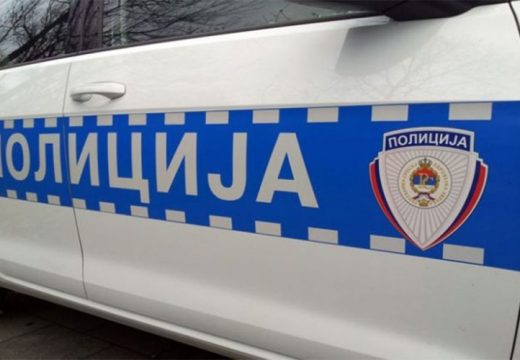 Teška saobraćajka u Srpskoj: Vozila kraj puta, povrijeđena dva mladića