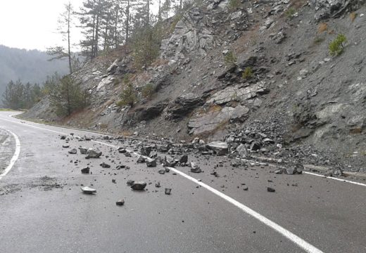 Iz AMS RS savjetuju opreznu vožnju: Na pojedinim dionicama povećana opasnost od odrona