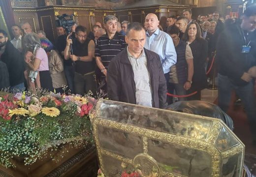 MOŠTI DAJU BLAGOSLOV: Stotine vjernika u redu čekaju da cjelivaju ruku Svetog Save