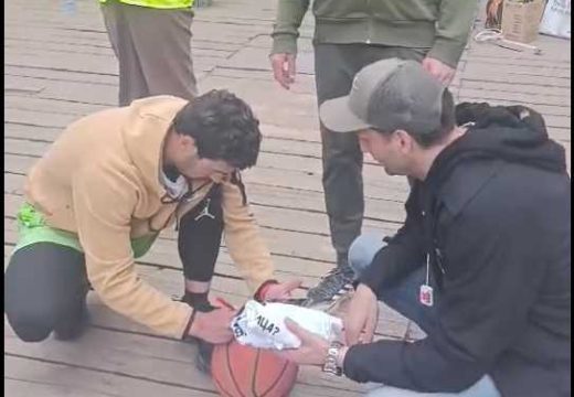 Slijedi licitacija: Aleksa loptu sa humanitarnog puta poklonio Beogradskom sindikatu (Video)
