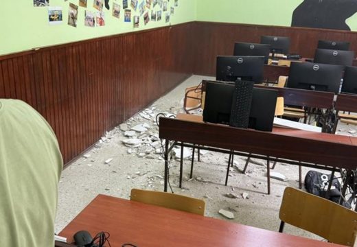 Dio plafona pao u Gimnaziji u Srbiji: Učenica povrijeđena na času (Video)