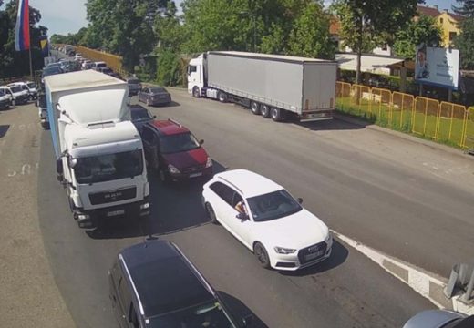 Granica: Duge kolone vozila u Gradišci, Gradini, Brodu i Orašju