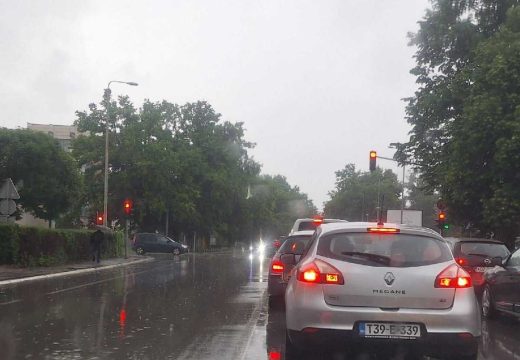 Upozorenje za vozače: Na većini putnih pravaca klizavi kolovozi, povećana i opasnost od odrona