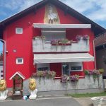 Gasterbajterska kuća u Gradišci postala hit: Na njoj zlatni mural Ostroga, a čuvaju je dva zlatna lava (Foto)