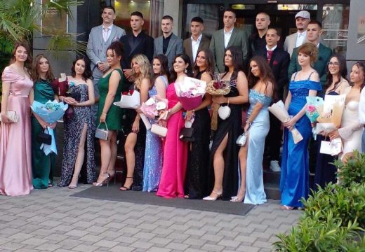 Maturanti Ekonomske i Muzičke škole slave maturu: Mladost i ljepota prošetala Bijeljinom (Foto)