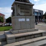 Na spomeniku kralju Petru I osvanule poruke nezadovoljstva: Građani traže isplatu plata i odgovornost za, kako navode, „krađu narodnog novca“