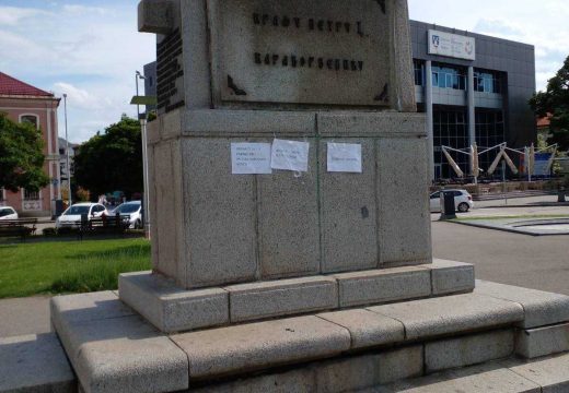 Na spomeniku kralju Petru I osvanule poruke nezadovoljstva: Građani traže isplatu plata i odgovornost za, kako navode, „krađu narodnog novca“