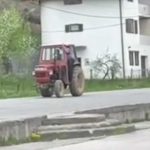 Novi saobraćajni cirkus: Traktor bez točka snimljen u vožnji (Video)
