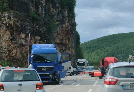 Vozači, oprez: Sudar dva kamiona u Crnoj Rijeci, saobraćaj obustavljen