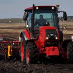 Ogroman interes, novi dogovori u Minsku: Još 60 mladih iz Srpske dobija traktore “Belarus” uz 60% subvencije