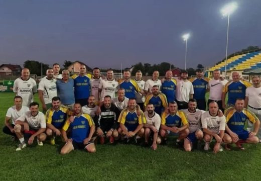 BIJELJINA: Dvorovljani obnovili tradiciju – “Mršavi” i “Debeli” odmjerili snage u fudbalu (Foto)