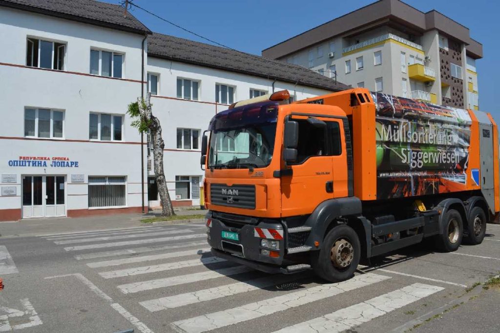 Donacija: Grad Salcburg donirao opštini Lopare kamion za prikupljanje čvrstog otpada