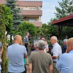 SDS najavio proteste: Građani se okupili ispred kuće Milana Miličevića
