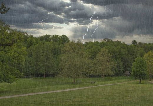 Upaljeni svi alarmi: Ozbiljno nevrijeme zahvatilo Jadran, gromovi udaraju, pogođeni i dijelovi Hercegovine