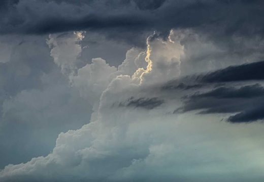 Nevrijeme se obrušilo na region: Pljuskovi, gromovi i grad