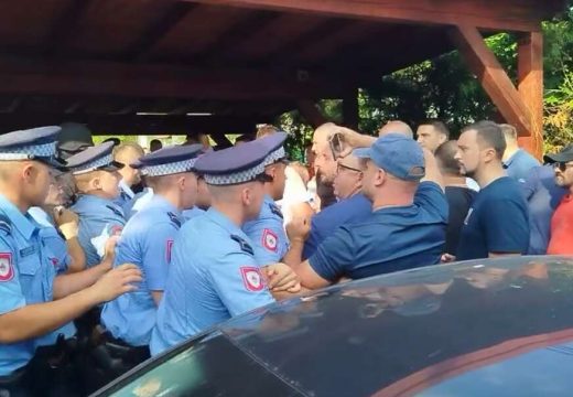 Zahtijevaju da ga vide: Incident ispred kuće Milana Miličevića, građani upali u dvorište (Video)