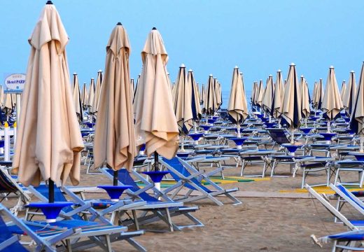 Turisti smislili novu taktiku: Stavljanje peškira na ležaljke je prošlost