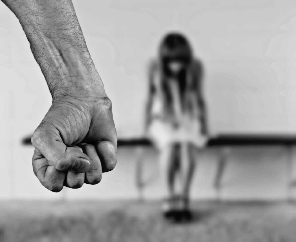 Osnovni sud u Bijeljini potvrdio optužnicu: Trudnu ženu udario zdjelom po glavi, noć provela u plasteniku